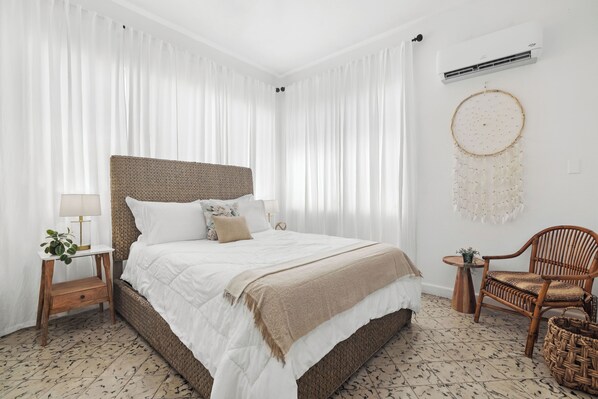 3 bedrooms, desk, iron/ironing board, travel crib - Oceanfront | Isla Verde Beach Balcony Gaze | Featuring Pool & Parking | Tennis Facilities (Carolina)