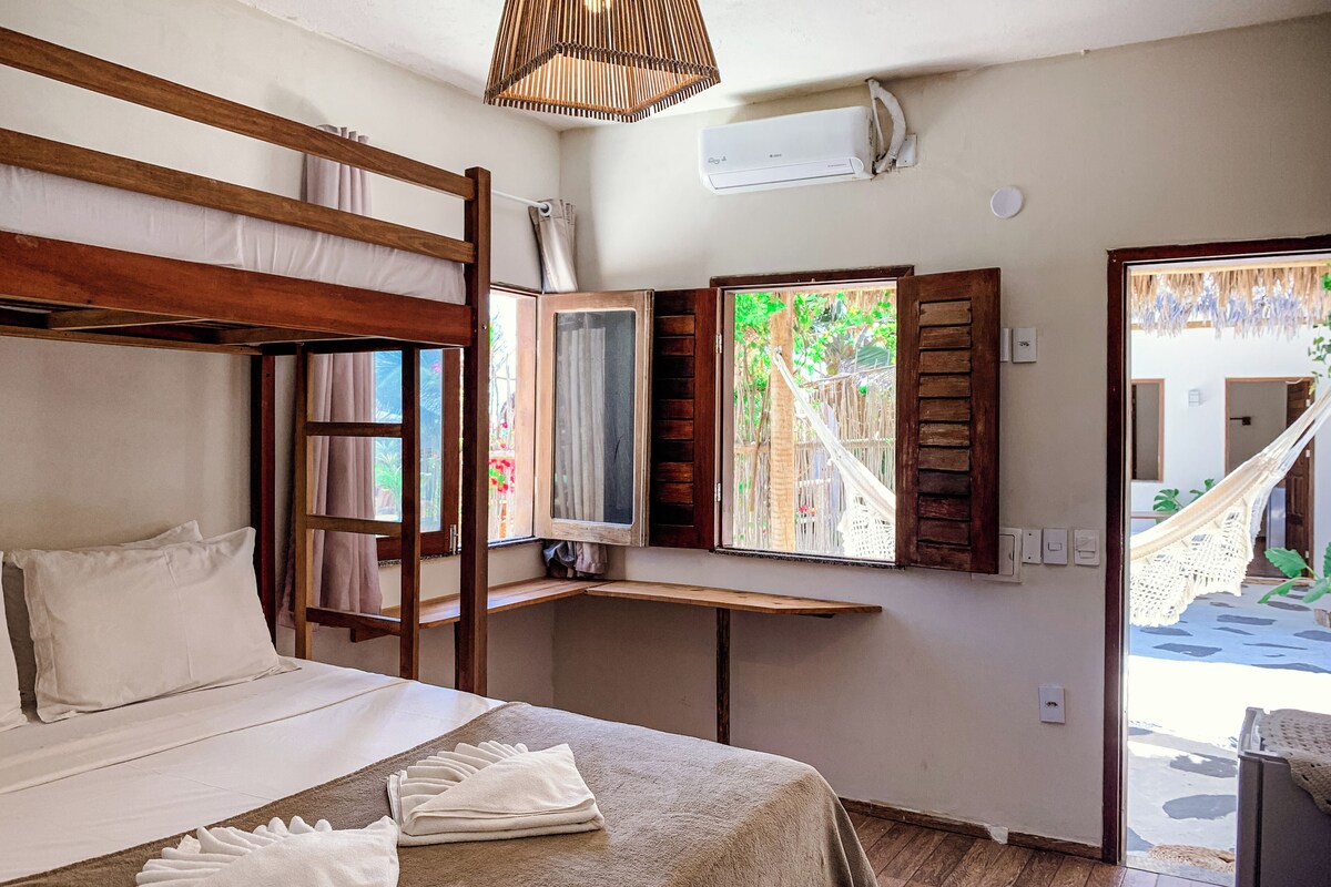 Nhà gỗ dành cho gia đình | Minibar, khu vực làm việc phù hợp cho laptop