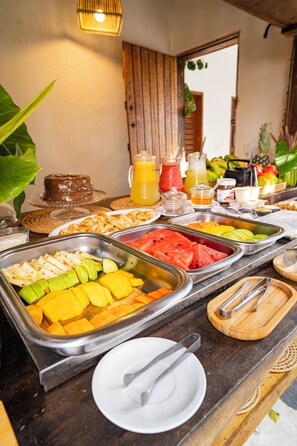 En buffet med et udvalg af frugter og drikkevarer.