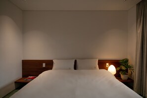 Deluxe Double Room | Desk, laptop workspace, free WiFi, bed sheets - Scarlet Pavilion Homestay (Hue)