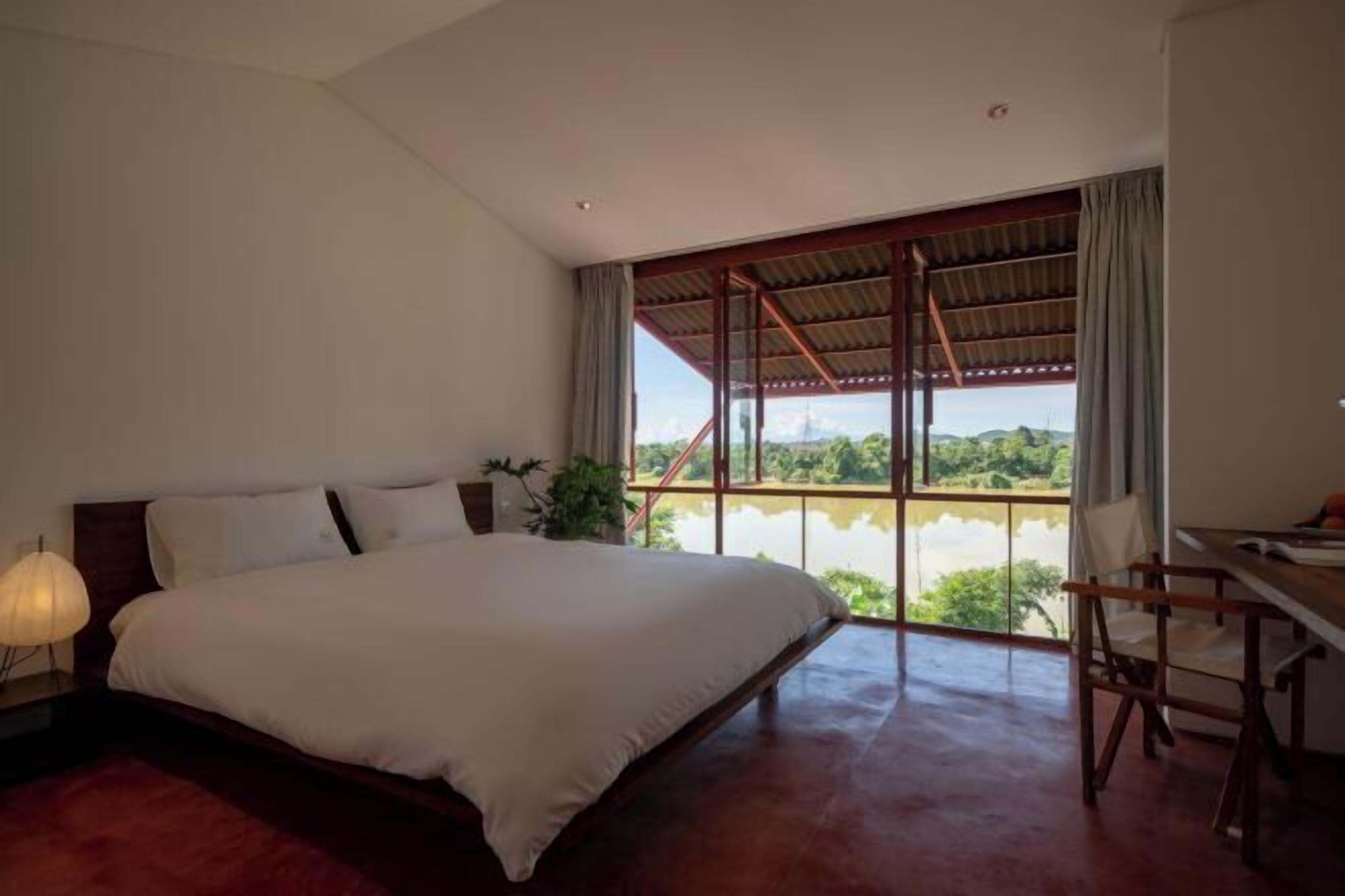 Escritorio, espacio para trabajar con laptop y wifi gratis 