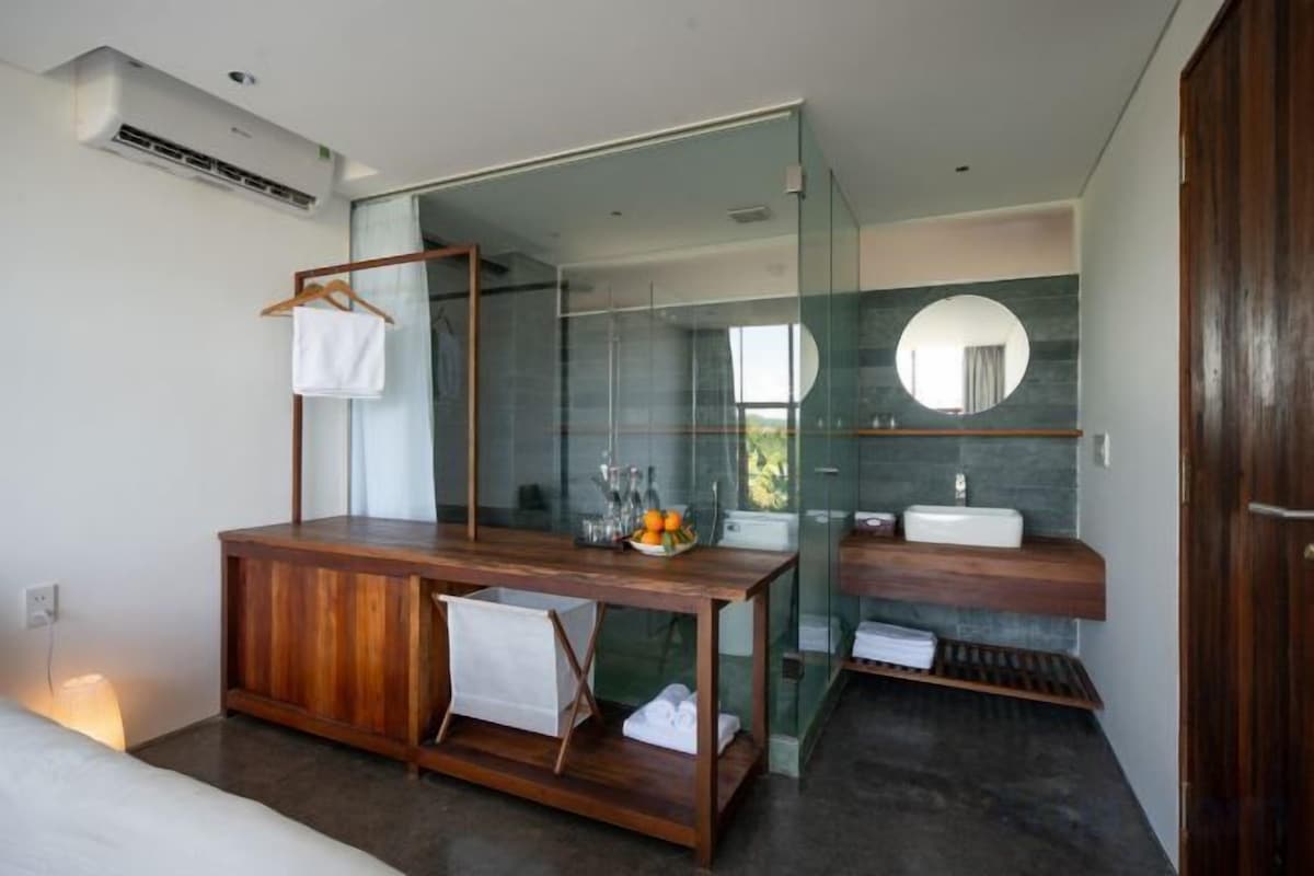 Designer toiletries, hair dryer, bidet, towels
