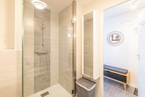 Shower, hair dryer, towels - Apartment 'Charmant T2' with Balcony and Wi-Fi (Saint-Gervais-les-Bains)
