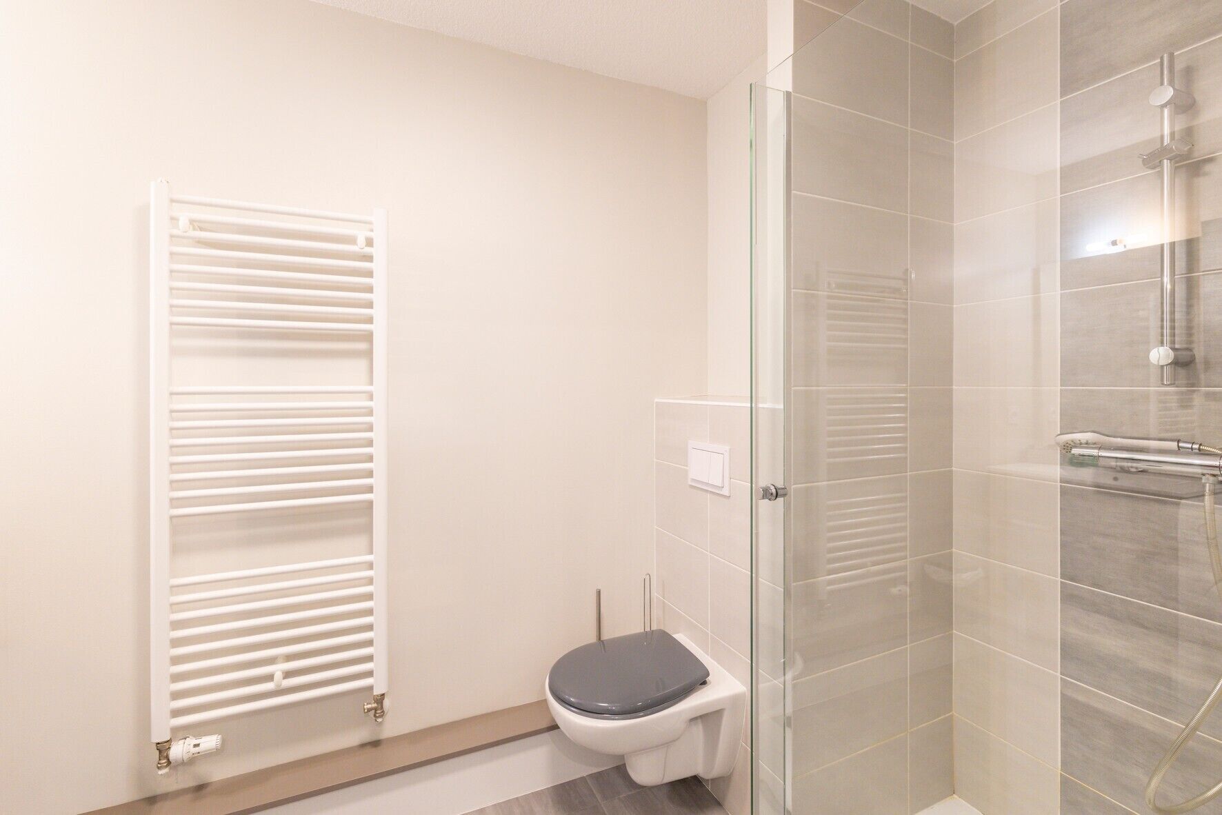 Douche, sèche-cheveux, serviettes fournies