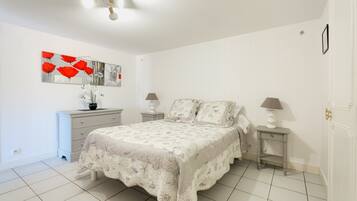 2 bedrooms, iron/ironing board, WiFi, bed sheets