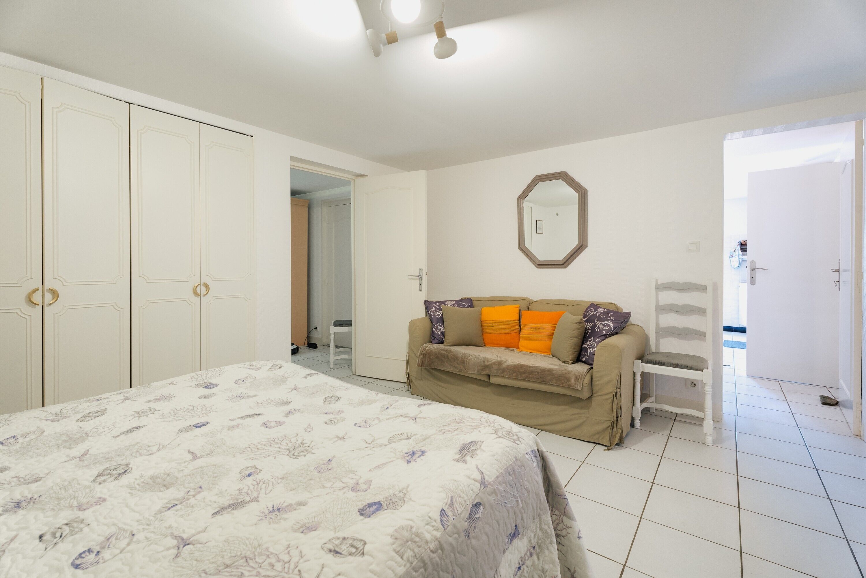 2 habitaciones, tabla de planchar con plancha, wifi y ropa de cama 