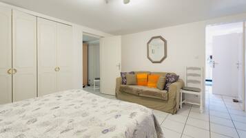 2 habitaciones, tabla de planchar con plancha, wifi y ropa de cama