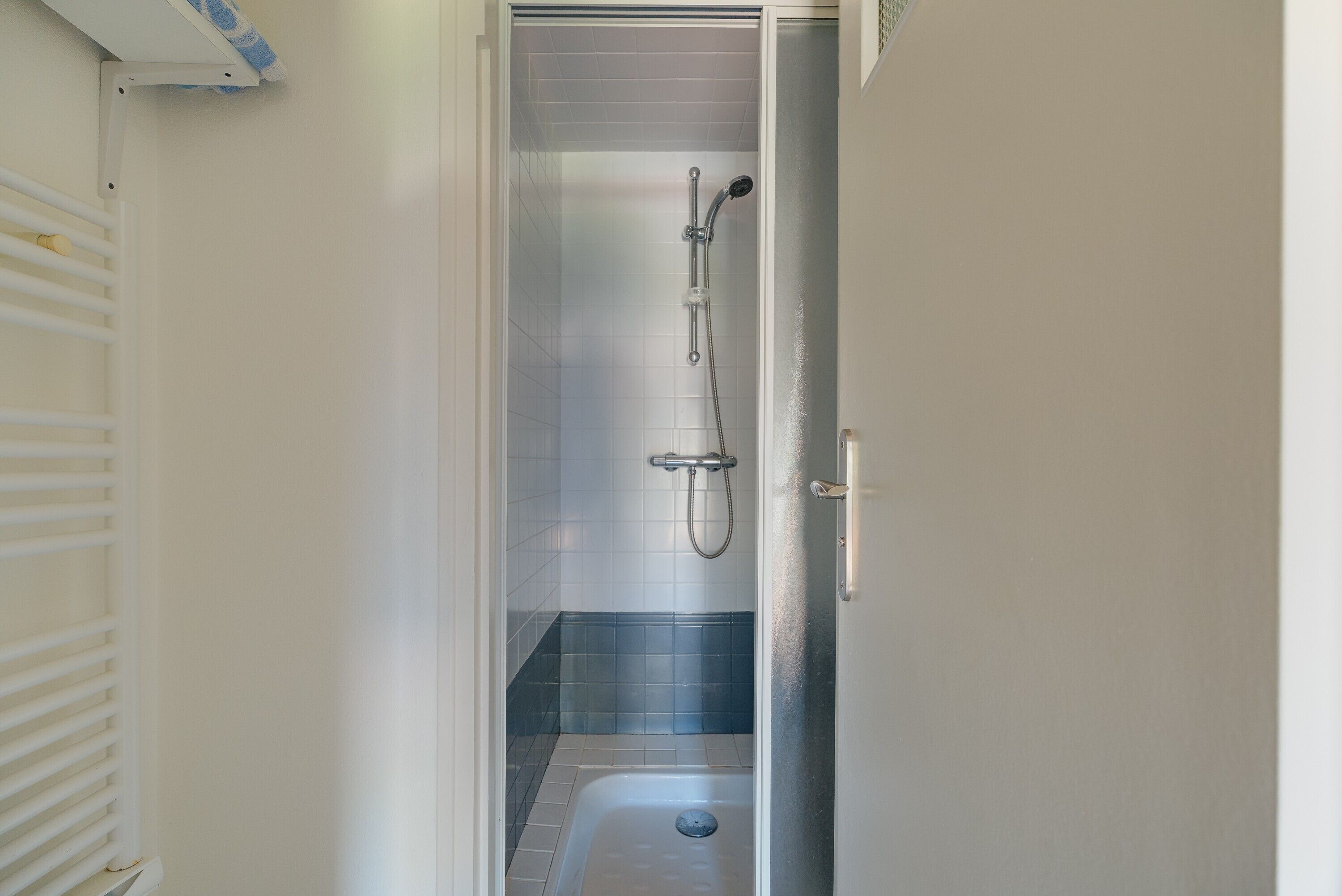 Douche, séchoir à cheveux, serviettes fournies