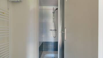 Douche, séchoir à cheveux, serviettes fournies