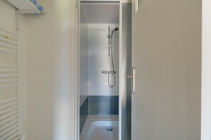 Een douche, een haardroger, handdoeken