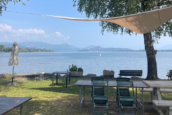 Outdoor dining - Bnbook Emozione Lago (Castelletto Sopra Ticino)
