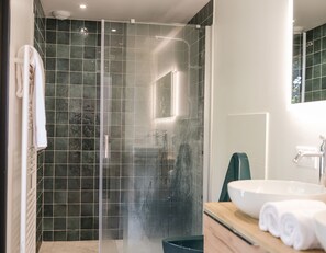 Dusche, Haartrockner, Handtücher