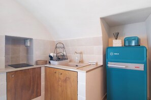 Réfrigérateur, micro-ondes, plaque de cuisson, cafetiÚre/bouilloire