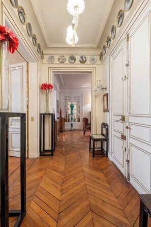 Interior - Ornate Beauty, by Veeve (Paris)