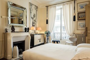 Room - Ornate Beauty, by Veeve (Paris)