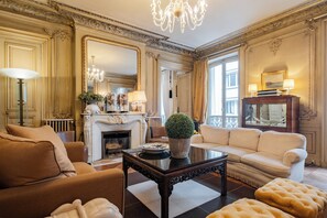 Living area - Ornate Beauty, by Veeve (Paris)