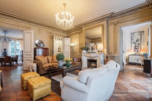 Living area - Ornate Beauty, by Veeve (Paris)