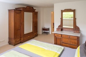 1 dormitorio, tabla de planchar con plancha, wifi y ropa de cama