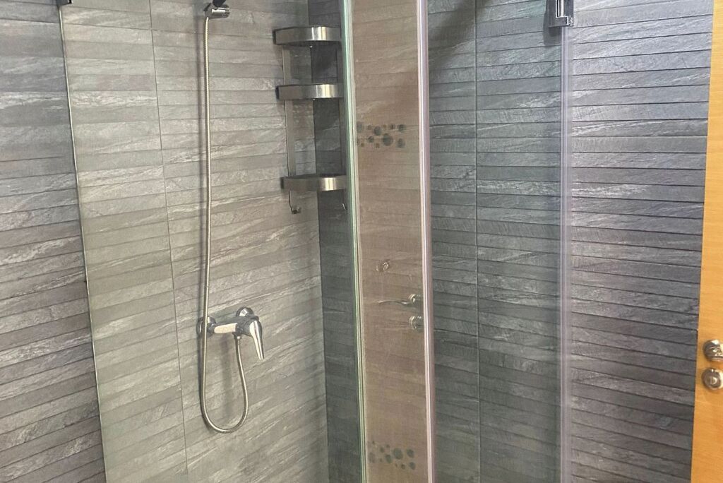 Douche, sèche-cheveux, savon, papier toilette