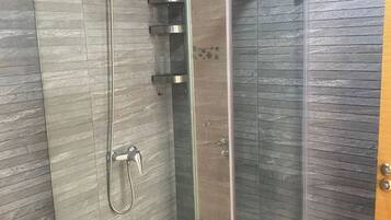 Regadera, secadora de cabello, jabón, papel de baño