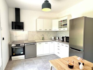Four Ă micro-ondes, un four, surface de cuisson, lave-vaisselle