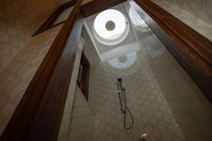 Haartrockner, Bidet, Handtücher, Seife