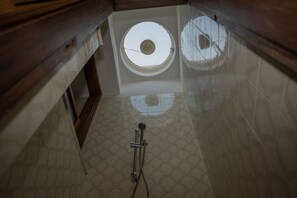 Hårtørrer, bidet, håndklæder, Sæbe