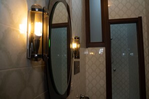 Sèche-cheveux, bidet, serviettes fournies, savon