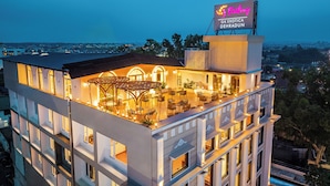 Un hôtel doté d’un bar sur le toit, d’une terrasse et offrant une vue sur le paysage urbain.
