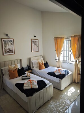 2 عدّة غرف نوم ومكواة/لوح كي وواي فاي وملاءات أسرّة