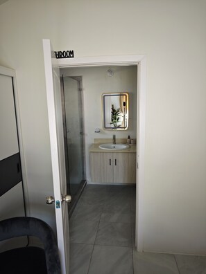 تجهيزات دش، مناشف، صابون، ورق حمّام