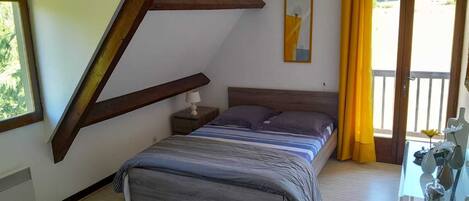 Iron/ironing board, bed sheets