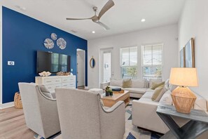 Una televisión, un futbolín, una oficina