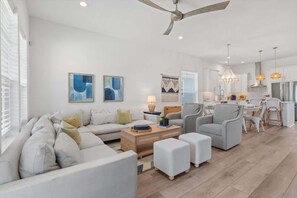 TV, table football, offices - Luxury Oasis 4 Blks to Pier and Beach w Game Room (Jacksonville Beach)