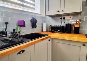 Comfort Apartment, Non Smoking | Shared kitchen | Electric kettle, toaster