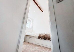 Comfort Apartment, Non Smoking | Blackout drapes, iron/ironing board, free WiFi - Cosy & Luxury 2BR Flat in Calverton (Calverton)