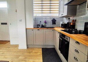 Comfort Apartment, Non Smoking | Shared kitchen | Electric kettle, toaster - Cosy & Luxury 2BR Flat in Calverton (Calverton)