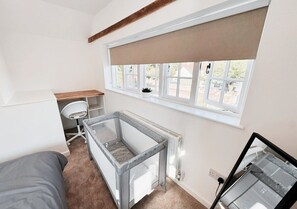 Comfort Apartment, Non Smoking | Blackout drapes, iron/ironing board, free WiFi - Cosy & Luxury 2BR Flat in Calverton (Calverton)