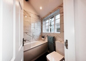 Apartemen Comfort, Bebas Asap Rokok | Kamar mandi | Handuk, sabun, sampo, dan tisu toilet
