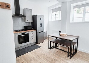 Comfort Apartment, Non Smoking | Shared kitchen | Electric kettle, toaster - Cosy & Luxury 2BR Flat in Calverton (Calverton)