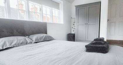 Cosy & Luxury 2BR Flat in Calverton
