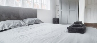 Cosy & Luxury 2BR Flat in Calverton