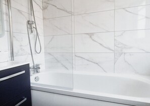 Comfort Apartment, Non Smoking | Bathroom | Towels, soap, shampoo, toilet paper - Cosy & Luxury 2BR Flat in Calverton (Calverton)