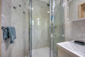 Leilighet – standard, flere soverom (Apartment Smode With Lovely View) | Bad | Dusj, hårføner, håndklær og såpe