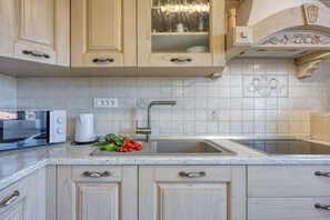 Lägenhet Standard - 1 sovrum (Apartment Smode With Bayview) | Eget kök | Kylskåp, mikrovågsugn, ugn och spishäll