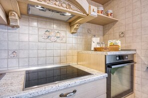 شقة عادية - غرفة نوم واحدة - بشرفة (Apt Smode with Panoramic Balcony) | مطبخ خاص