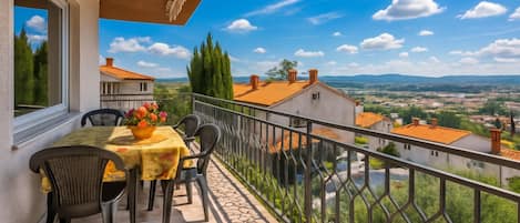 Standard Apartment, Multiple Bedrooms (Apartment Smode With Lovely View) | Outdoor dining