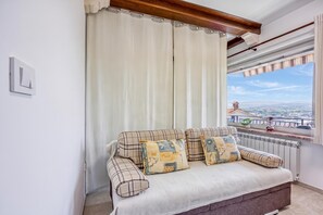 شقة عادية - غرفة نوم واحدة - بشرفة (Apt Smode with Panoramic Balcony) | المنشأة من الداخل