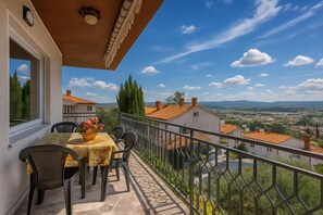 Apartamento standard, vários quartos (Apartment Smode With Bayview) | Opções para refeição ao ar livre