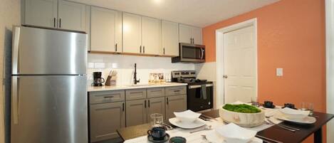 Een koelkast, een microgolfoven, een oven, een kookplaat